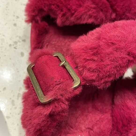 Koolaburra Ugg woman’s raspberry fuzzy sandals - Picture 13 of 14